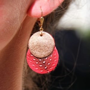 boucle d'oreille cuir rose et rouge